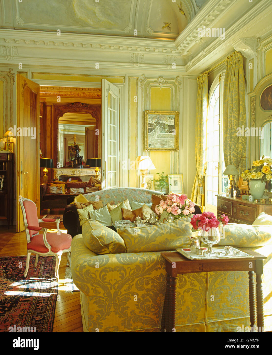 Le salon élégant appartement à Paris avec des corniches et double portes Banque D'Images