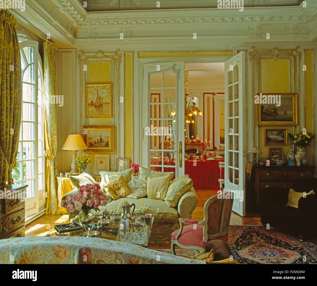 Double portes dans l'élégant salon à Paris appartement avec crème canapé et chaise antique Banque D'Images