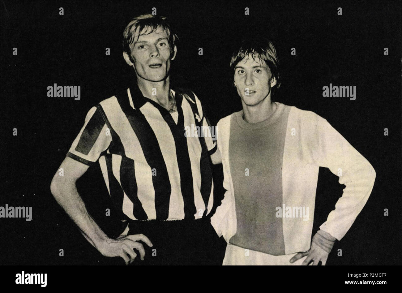 . Italiano : Torino, Stadio Comunale, 27 agosto 1969. Il difensore juventino Francesco Morini (a sinistra) e l'attaccante ajacide Johan Cruijff (a destra) dans occasione dell'amichevole tra gli italiani della Juventus e gli olandesi dell'Ajax (2-1). 27 août 1969. Inconnu 45 v Juventus FC Ajax d'Amsterdam (Turin, 1969) - Francesco Morini, Johan Cruijff Banque D'Images