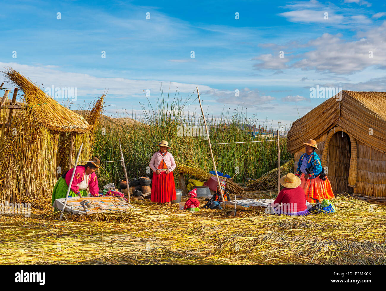 Un groupe d'indigènes Uros sur les îles flottantes faites de roseaux roseau dans le lac Titicaca, près de Puno, Pérou. Banque D'Images