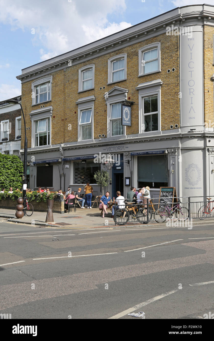 Le Victoria Inn sur Peckham's Bellenden Road, Londres. Il est indiqué sur une soirée d'été avec les clients assis dehors le soleil brille. Banque D'Images