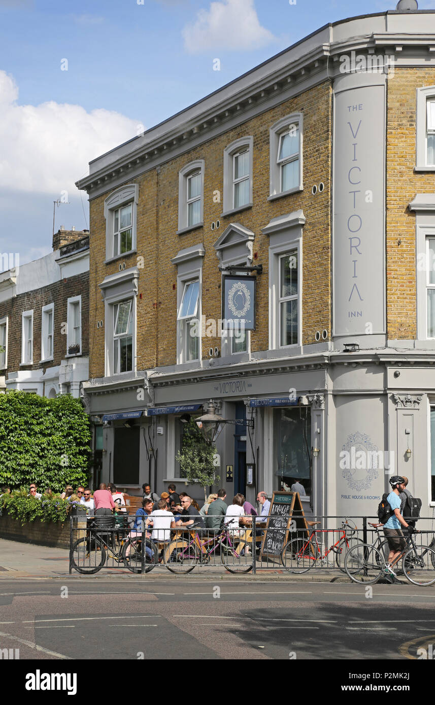 Le Victoria Inn sur Peckham's Bellenden Road, Londres. Il est indiqué sur une soirée d'été avec les clients assis dehors le soleil brille. Banque D'Images