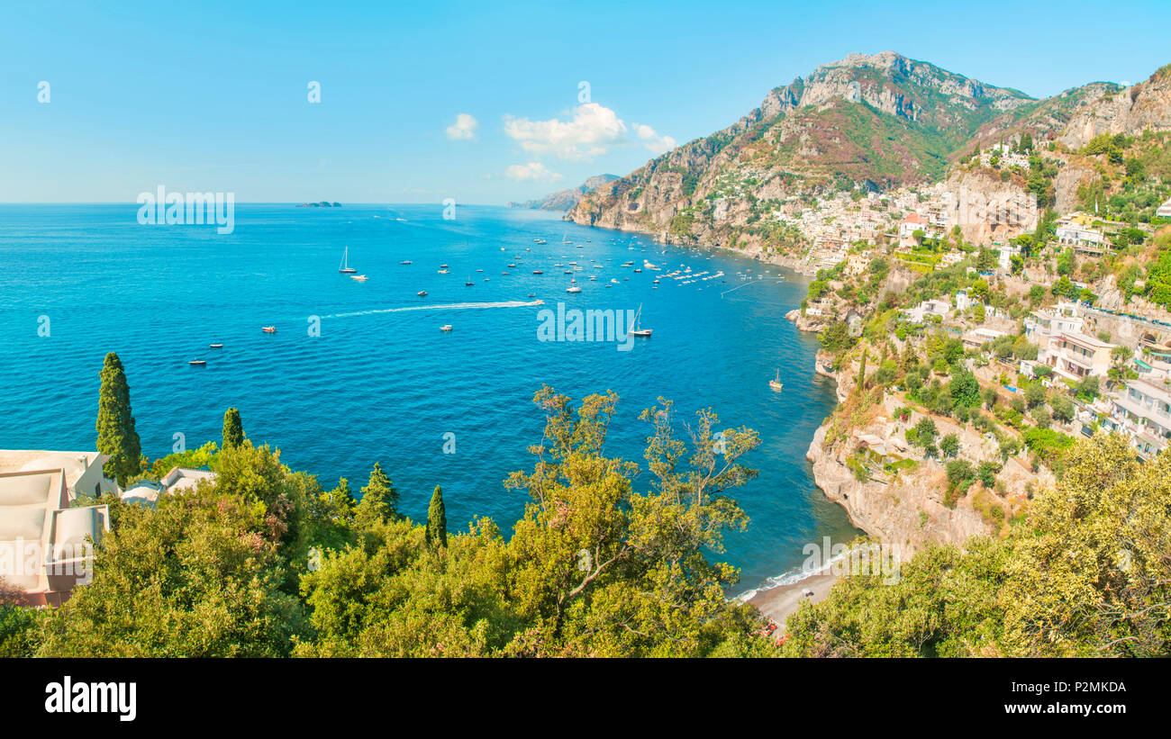 Vue panoramique de la petite plage isolée et ville côtière avec des maisons sur la mer du côté de la montagne et entouré d'arbres aux beaux jours de l'été, Positano, Amalfi Banque D'Images