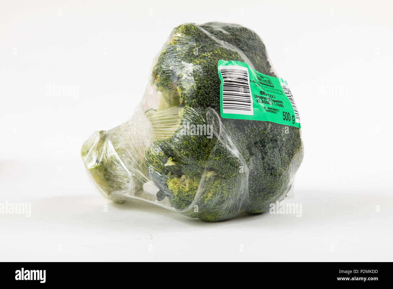 Produits frais, légumes emballés individuellement dans une pellicule plastique, toute la nourriture est disponible dans le même supermarché même sans emballage plastique, Broc Banque D'Images