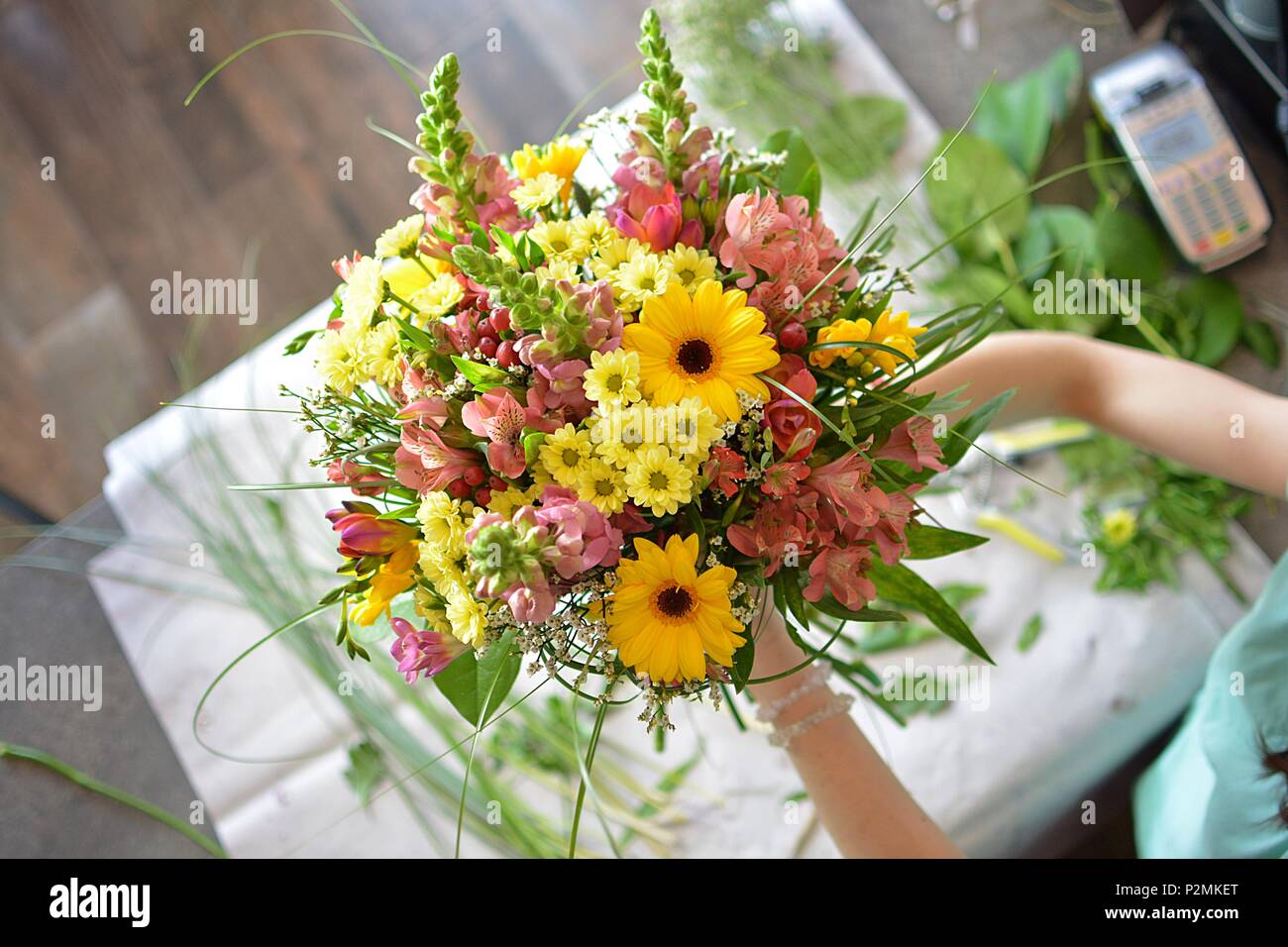 Bouquet de fleurs en lie femme florist Banque D'Images