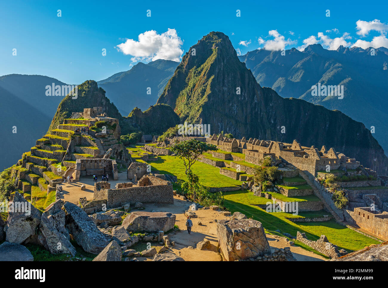 La ville perdue d'inca de Machu Picchu avec les derniers rayons du soleil éclairant le paysage le plus célèbre du Pérou, l'Amérique du Sud. Banque D'Images