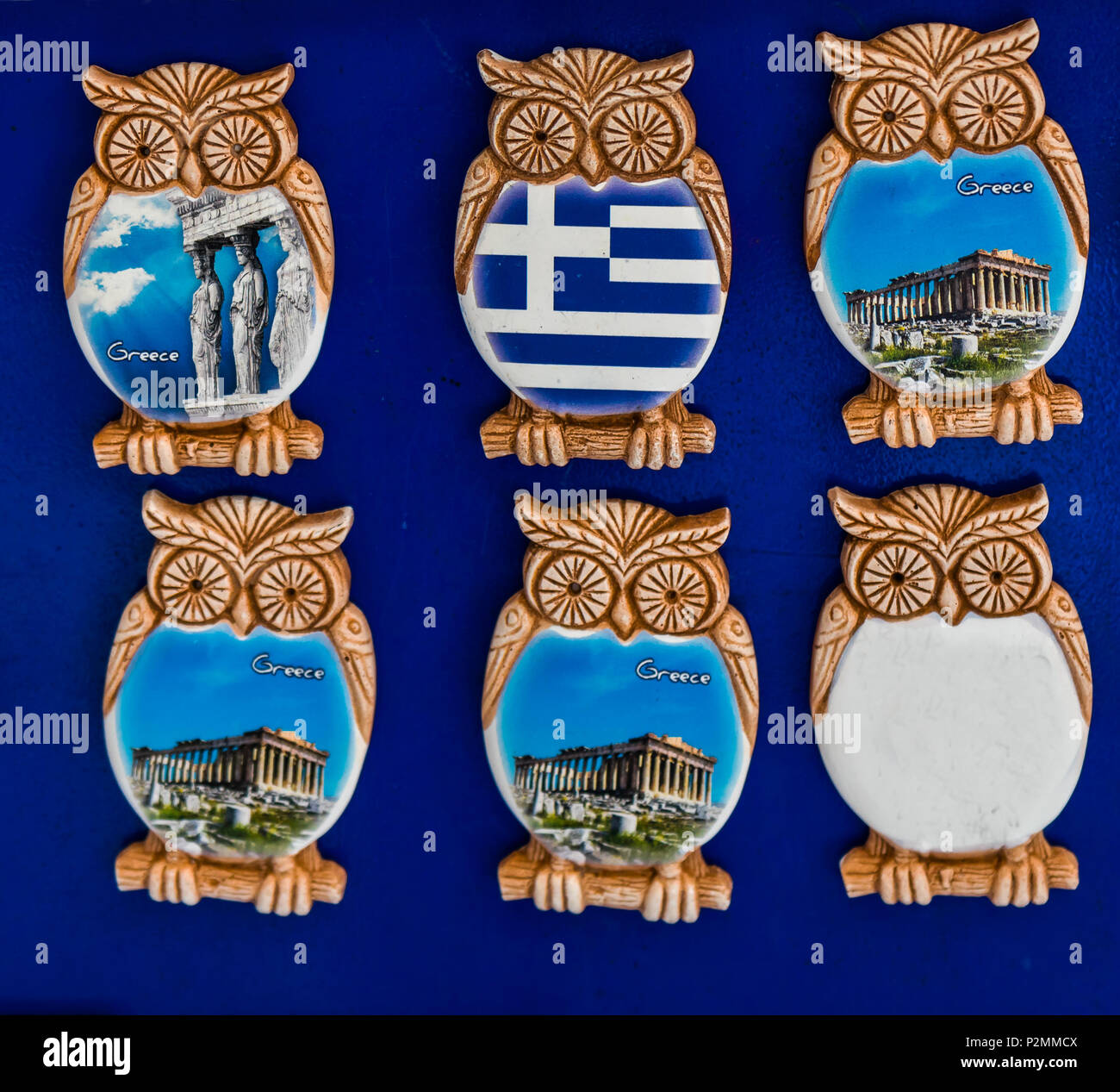 Céramique grecque conçoit des aimants, Parthénon Athènes Grèce. Les hiboux sont le symbole de la déesse Athéna, qui est le patron d'Athènes, Grèce. Banque D'Images