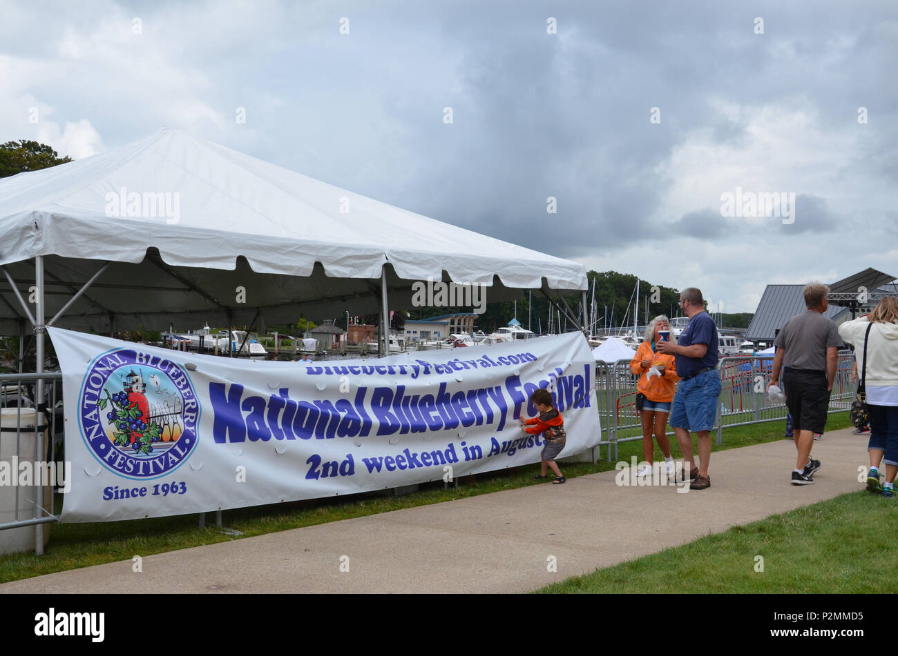 SOUTH Haven, MI / USA - 12 août 2017 : Les visiteurs se promener passé un Festival du bleuet National signe au havre du sud de la rivière. Banque D'Images