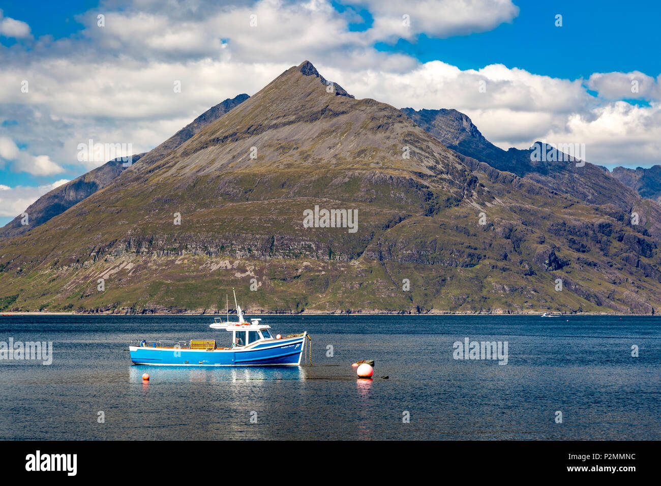 Bateau de pêche et les montagnes Cuillin noires d'Elgol, Isle of Skye, Scotland, UK Banque D'Images