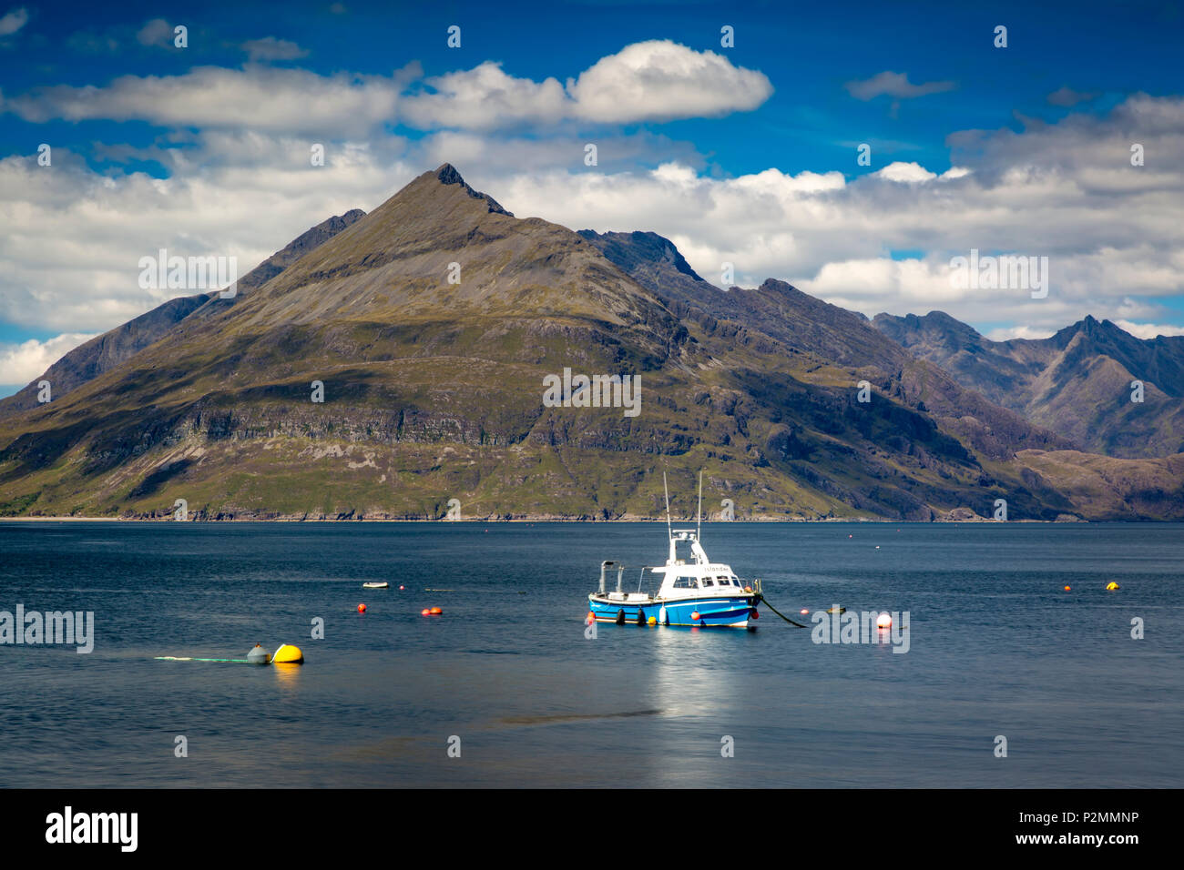 Bateau de pêche et les montagnes Cuillin noires d'Elgol, Isle of Skye, Scotland, UK Banque D'Images Bateau de pêche et les montagnes Cuillin noires d'Elgol, Isle of Skye, Scotland, UK Banque D'Images
