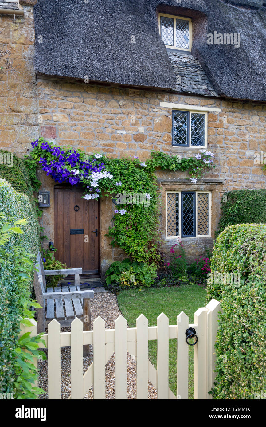 Cottage au toit de chaume dans Great Tew, les Cotswolds, Oxfordshire, Angleterre Banque D'Images