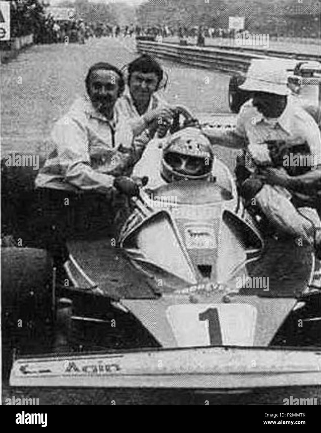 . Anglais : Niki Lauda à la fin de la Grand Prix d'Italie 1976 Italiano : Niki Lauda Al termine del Gran Premio d'Italia 1976 . 19 janvier 2013, 15:33:17. Inconnu 65 Niki Lauda Al termine del Gp Italia 1976 Banque D'Images