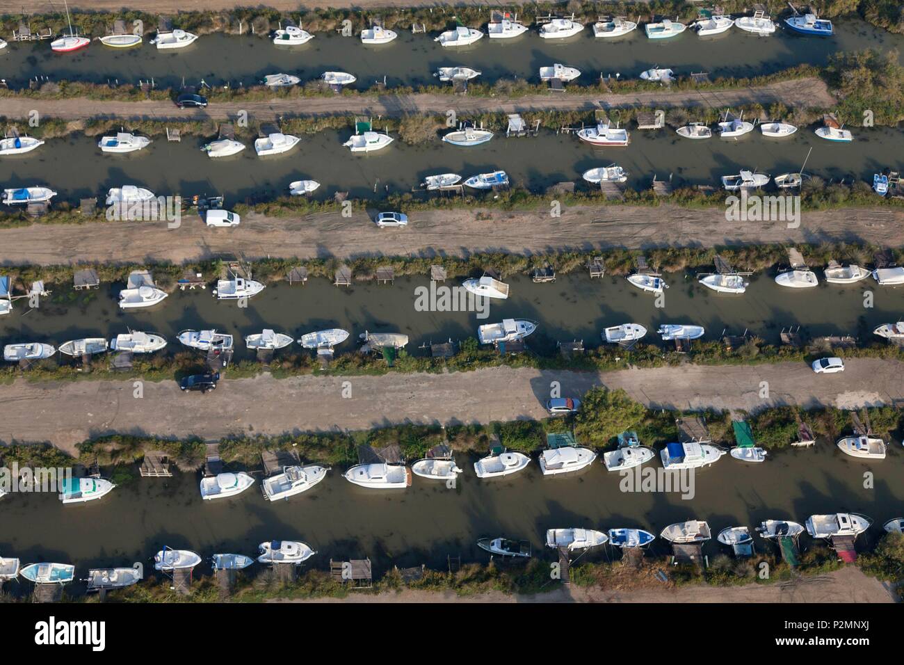 France, Bouches-du-Rhône (13), Parc Naturel Régional de Camargue, Saintes Maries-de-la-Mer, port de pêche (vue aérienne) Banque D'Images