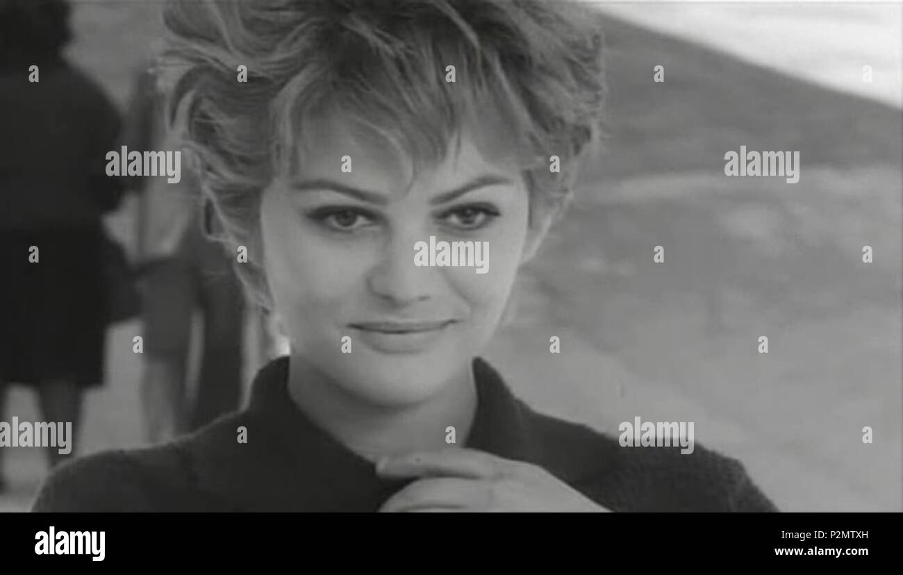 . Capture d'écran de l'Italien film La Ragazza di Bube (1963) . 1963. Gawain78 au projet italien. 74 Ragazza di Bube-Cardinale Banque D'Images