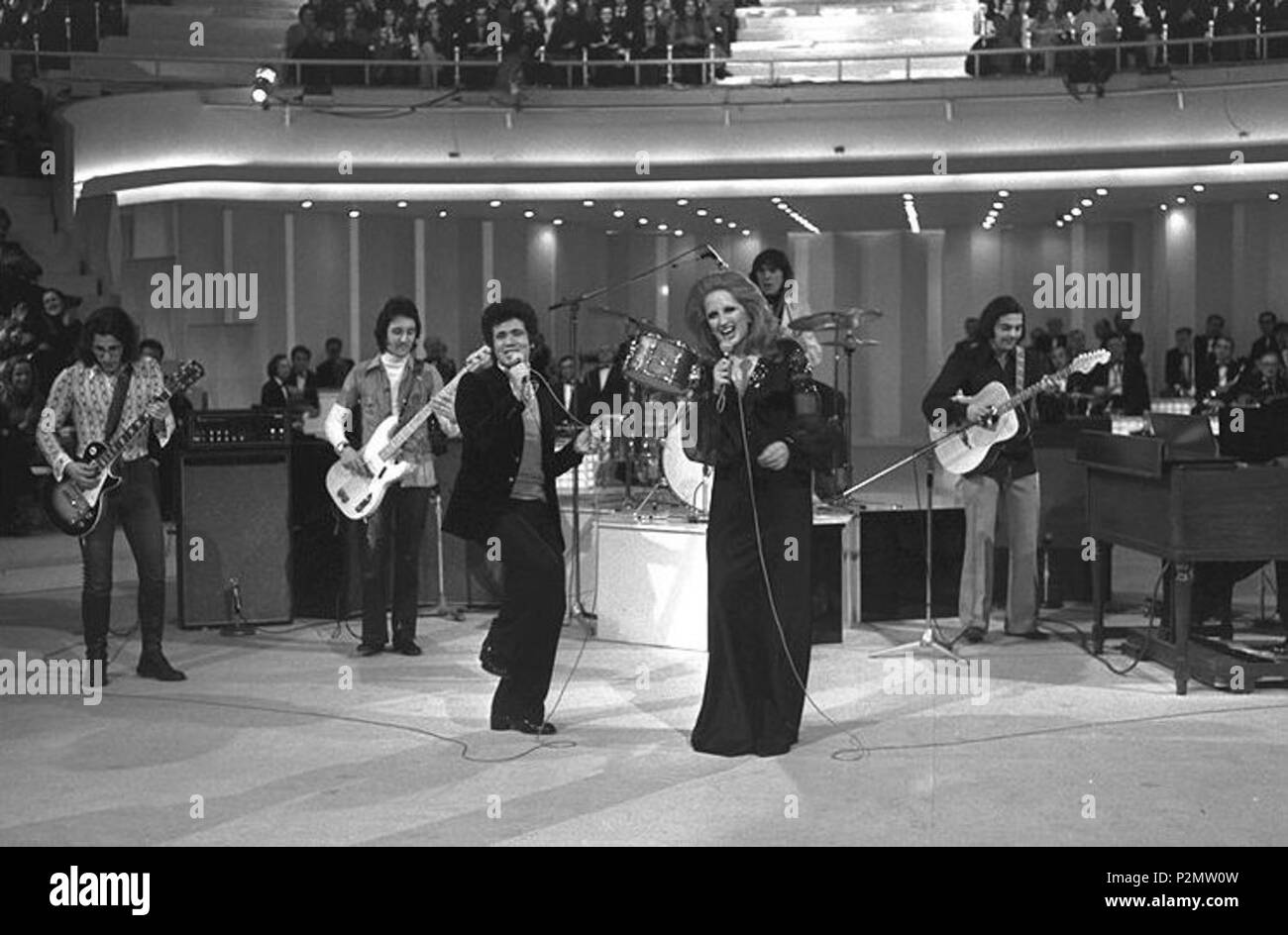 . Les chanteurs italiens Lucio Battisti (1943-98) et Mina (1940-) sur scène lors de l'émission de télévision RAI Teatro 10 dans lequel ils se produisent ensemble. C'était la dernière performance de Lucio Battisti sur la télévision italienne. 23 avril 1972. Inconnu 74 RAI Teatro 10 Lucio Battisti Mina 1972 Banque D'Images