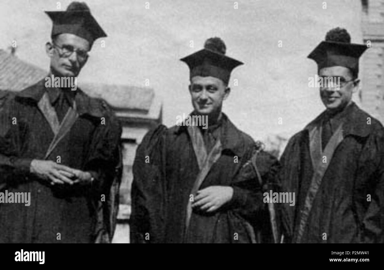 . Anglais : Les scientifiques italiens Franco Rasetti, Enrico Fermi et Emilio Segrè en robe universitaire . circa 1935. Inconnu 74 RasettiFermiSegre Banque D'Images