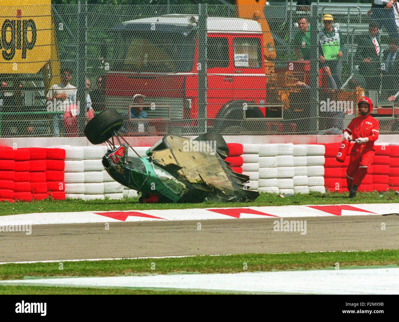 . Italiano : accident di Rubens Barrichello s'durnte la prima giornata di prouver del Gran Premio di San Marino 1994 Imola un . 29 avril 1994. Inconnu 78 Rubens Barrichello (GP Saint-Marin 1994) - 03 Banque D'Images
