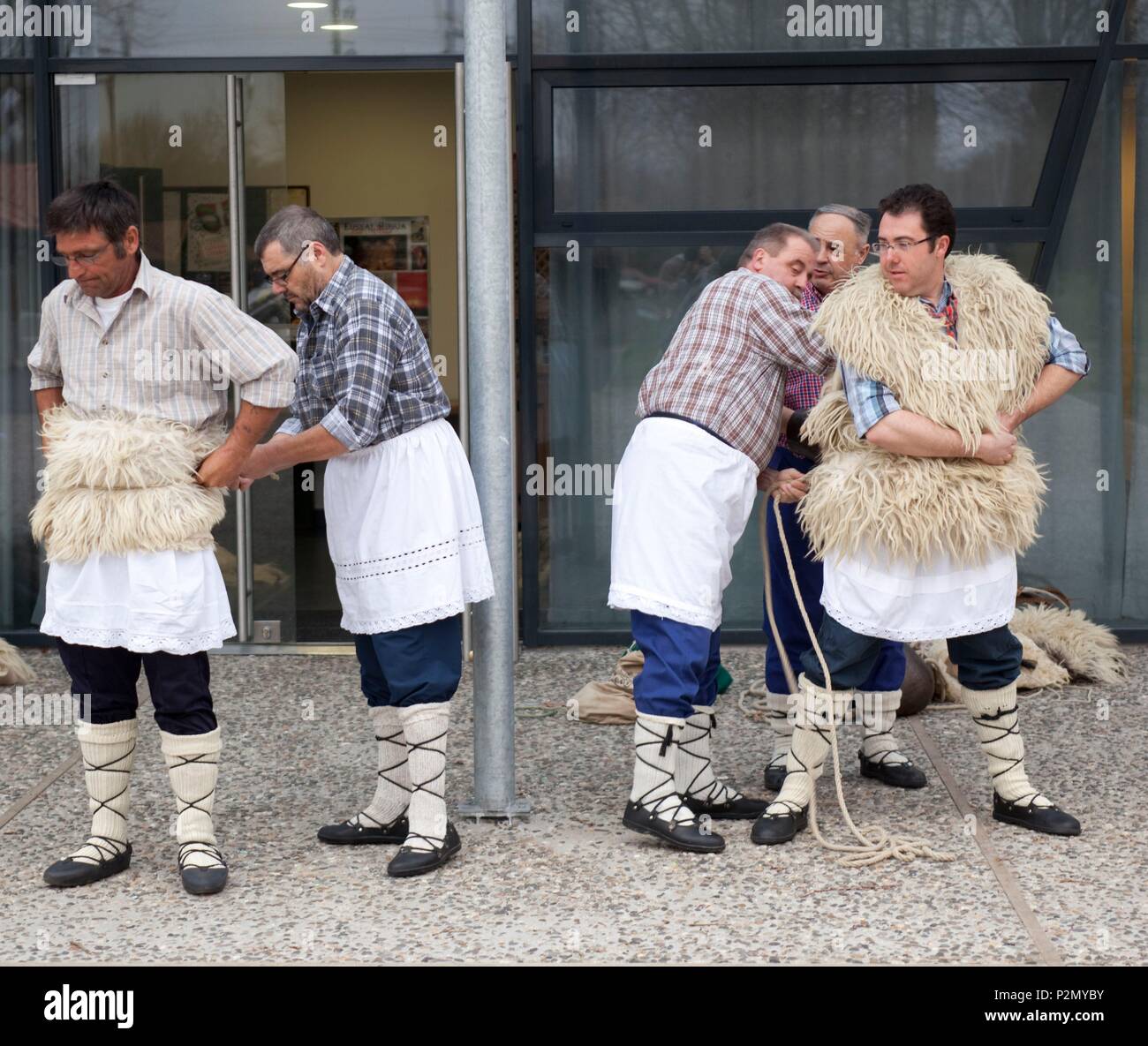 France, Pyrénées Atlantiques, pays Bask, Bayonne, l'association Orai Bat continue la tradition de joaldunak (celui qui porte des cloches) C'est une tradition rurale dont l'origine n'est pas connu, mais dont la signification est de forcer le réveil de la nature en annonçant l'arrivée du carnaval Banque D'Images