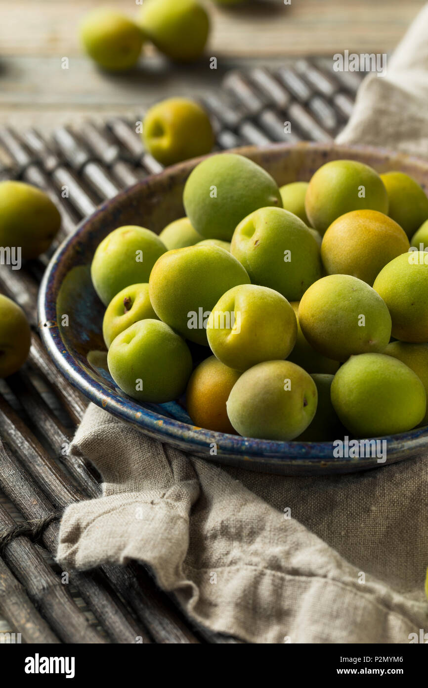 Matières organiques vert fruits Ume prêt à manger Banque D'Images