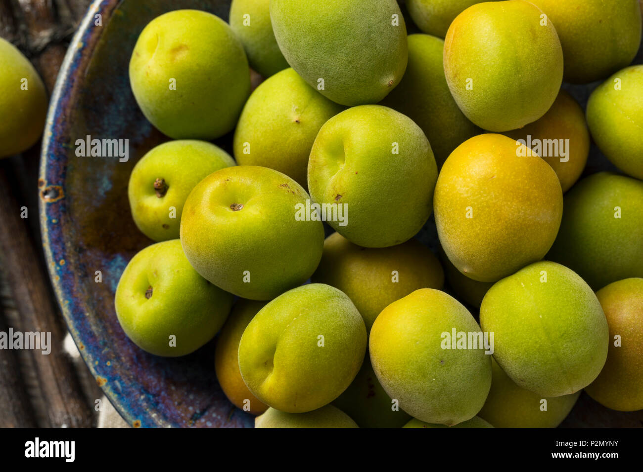 Matières organiques vert fruits Ume prêt à manger Banque D'Images
