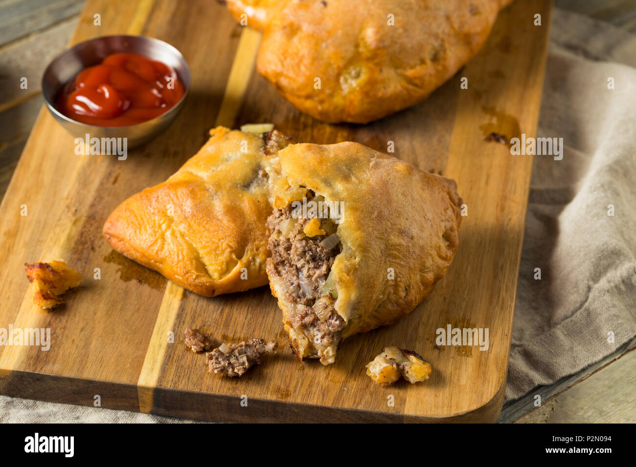 Haut MIchigan maison Pasty Pâté à la viande avec du ketchup Banque D'Images