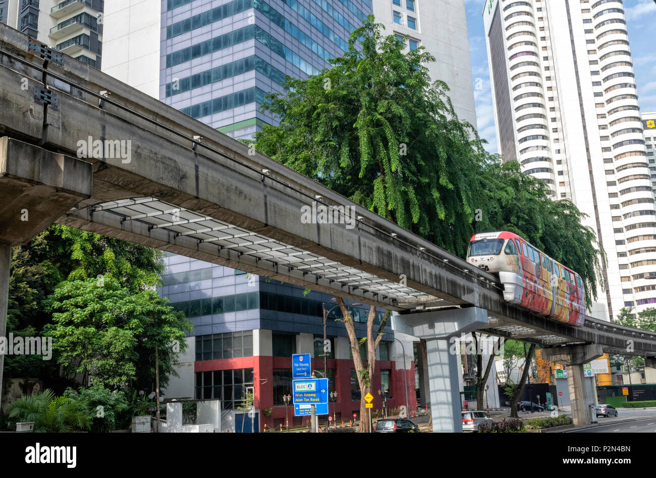 Un monorail automobile passe au-dessus d'une route principale dans le centre de Kuala Lumpur, Malaisie Banque D'Images