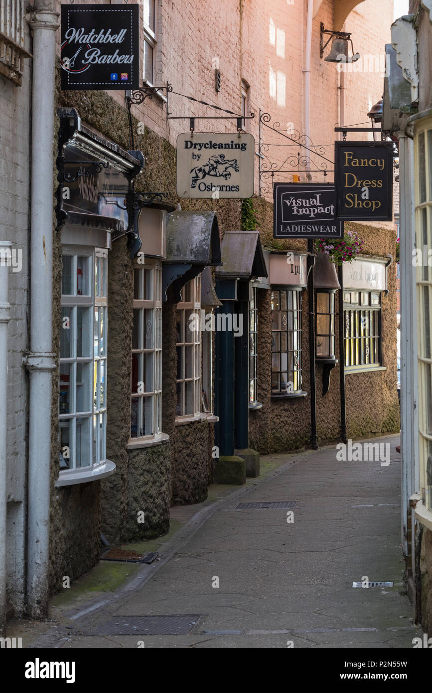 Une rangée de boutiques de style boutique unique attrayant dans watchbell street dans le centre de la ville de Newport sur l'île de Wight. shopping sur l'île. Banque D'Images