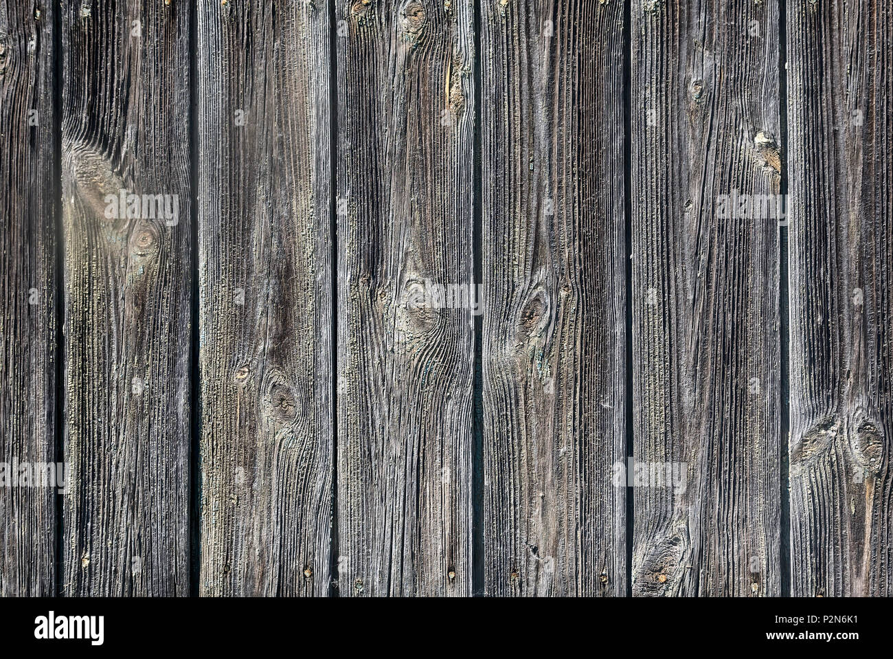 Image de fond : un fragment d'un vieux mur, recouvert de panneaux de bois avec une forte structure de bois. Banque D'Images