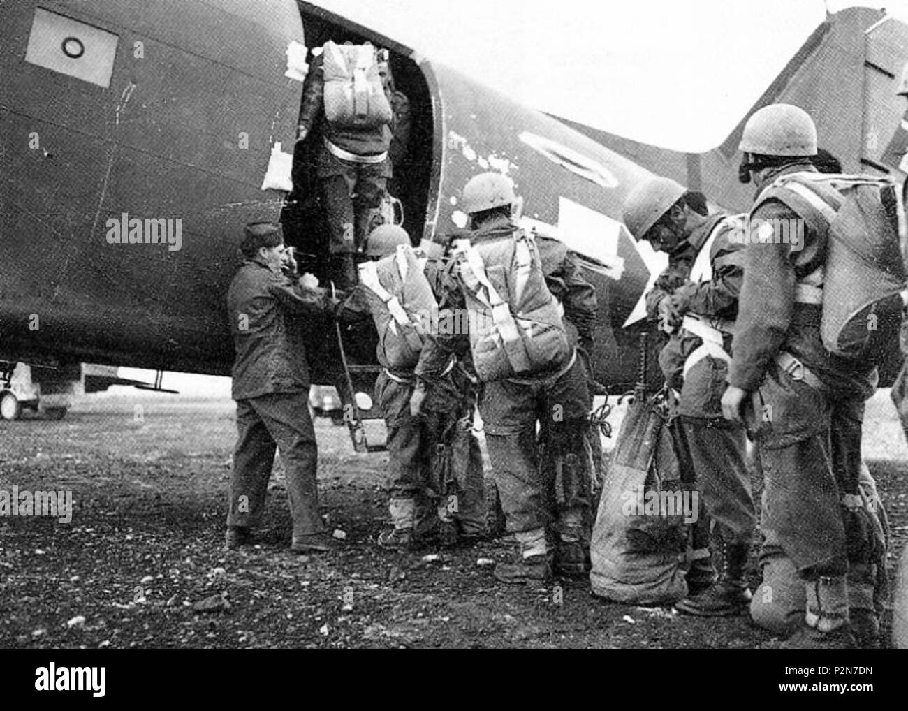 . Italiano : un salgono Paracadutisti italiani bordo di un aereo statunitense Douglas C-47 Skytrain Dakota/all'aeroporto di Rosignano per l'operazione Hareng (20 aprile 1945) . 20 avril 1945. Inconnu 68 Paracadutisti salgono italiani di bordo un C-47 all'aeroporto di La Maddalena (20 aprile 1945) Banque D'Images