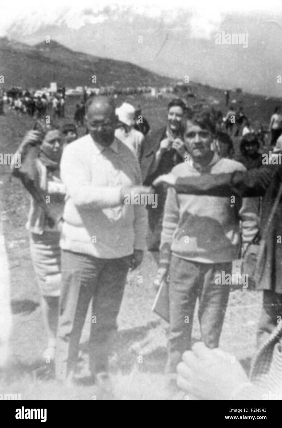 . Anglais : Danilo Dolci (à gauche) et Giuseppe Impastato (à droite), l'activiste Anti-Mafia qui a été tué en 1979, en mars de la protestation et de la paix organisé par Danilo Dolci sur Mars 1967. Italiano : Marcia della protesta e della pace organizzata da Danilo Dolci nel marzo del 1967. Peppino Impastato A destra e sinistra un Danilo Dolci. Mars 1967. Inconnu 40 Impastato-Dolci Banque D'Images