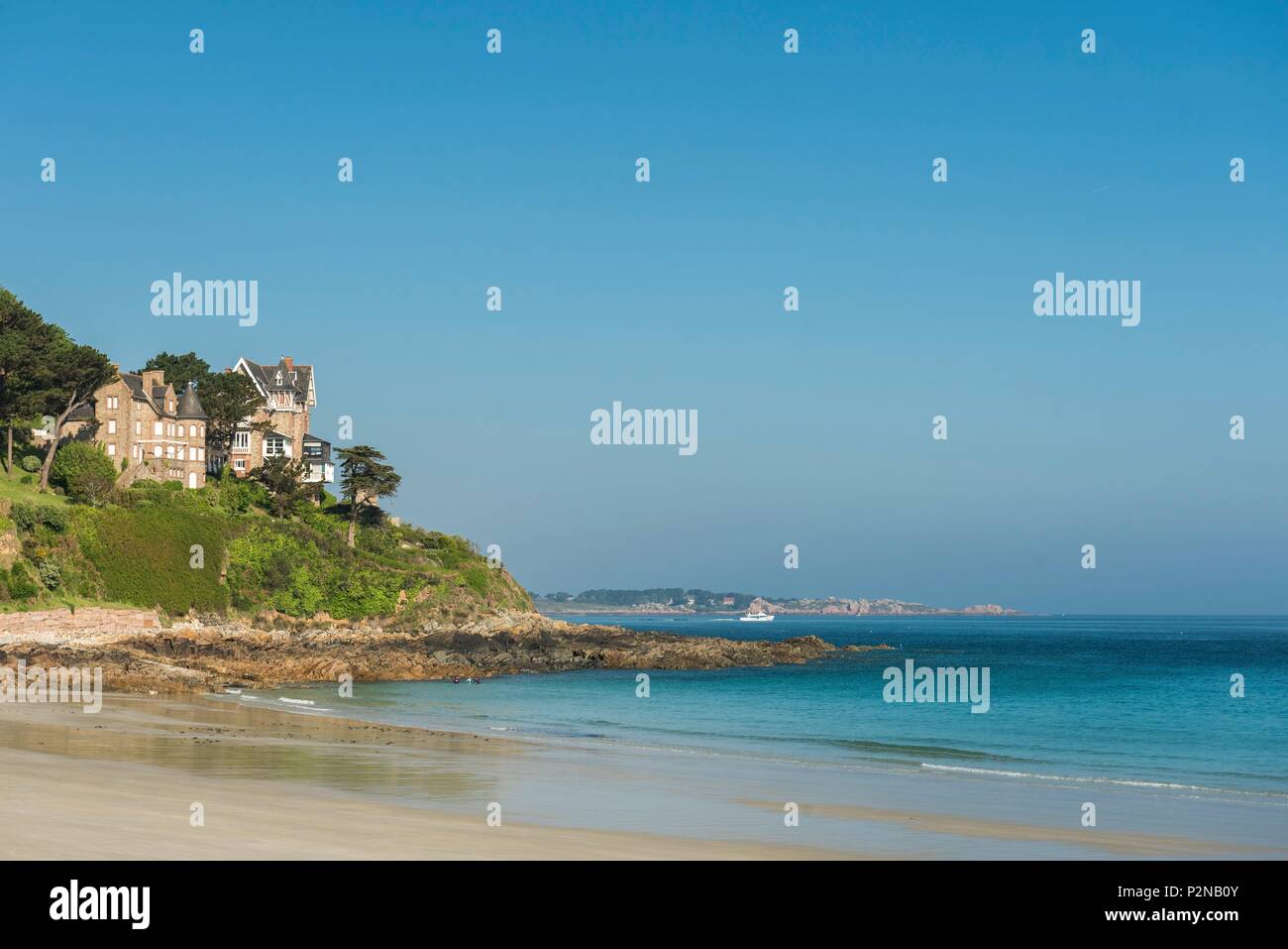 France, Cotes d'Armor, Perros Guirec, la plage de Trestrignel Photo Stock -  Alamy
