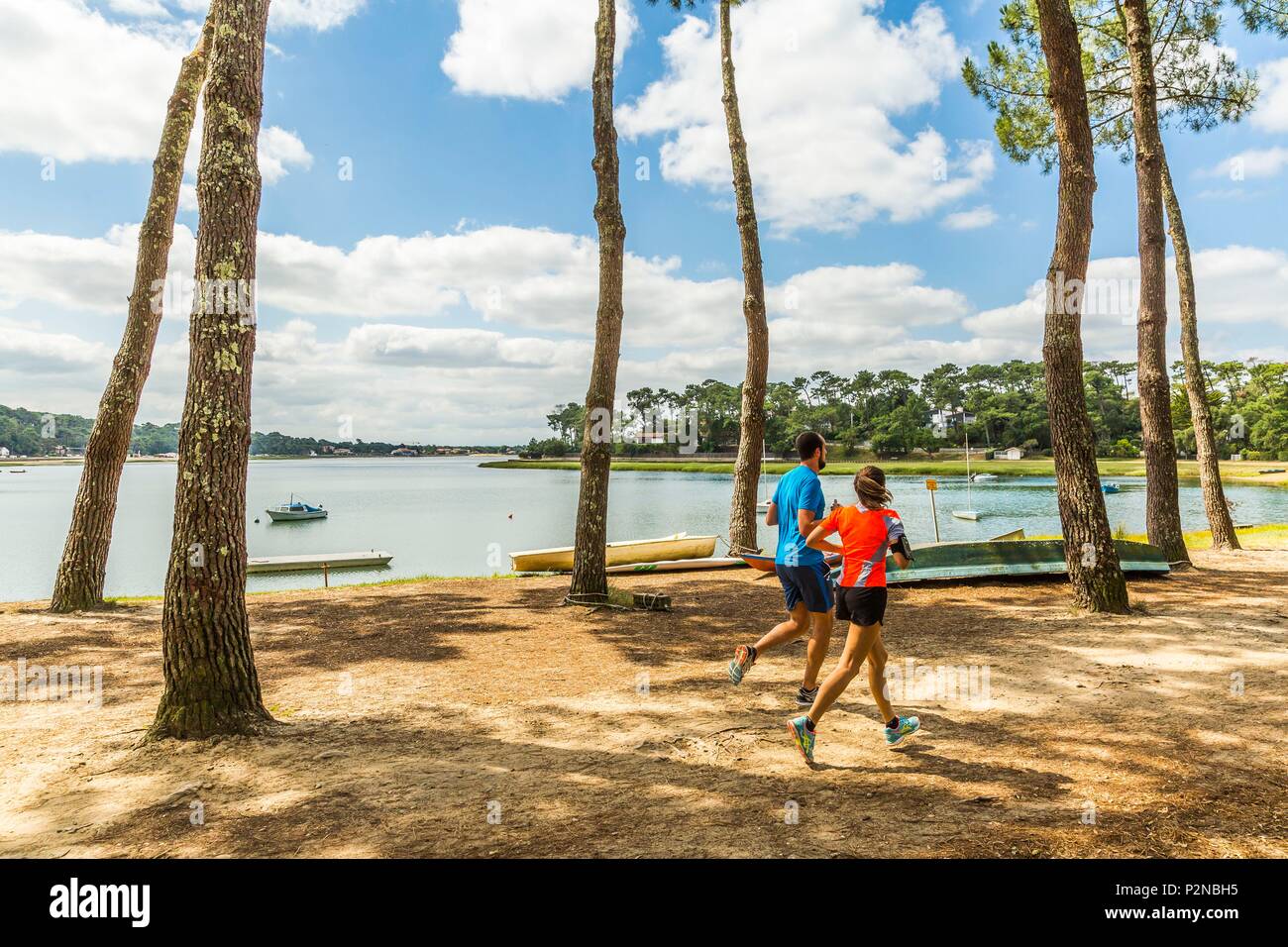 France, Landes, Hossegor, deux coureurs à travers le lac d'Hossegor Banque D'Images