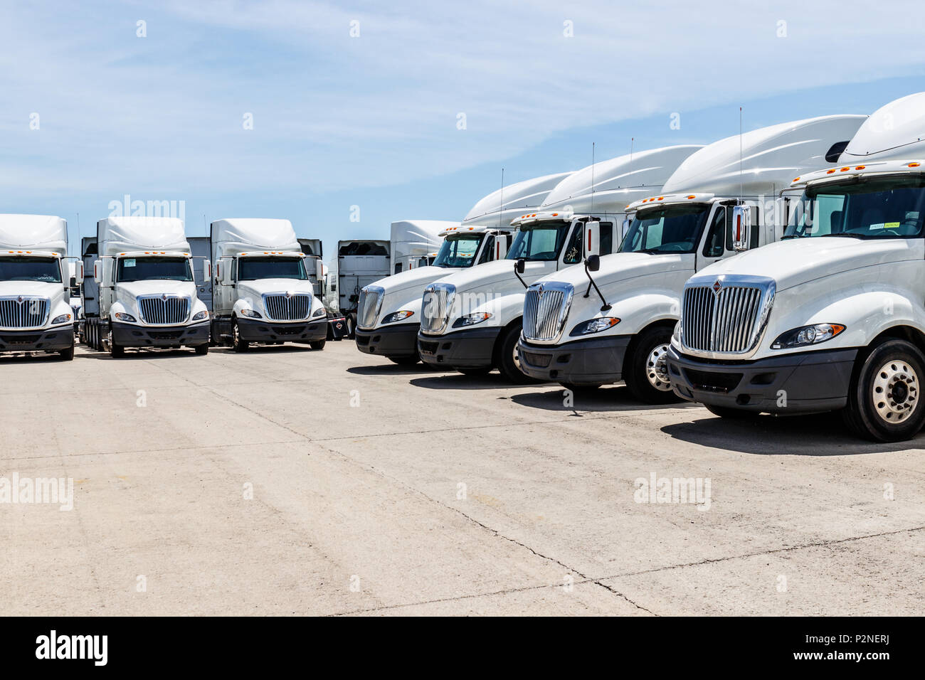 Indianapolis - Circa Juin 2018 : semi remorque tracteur International Trucks alignés pour la vente. International est administré par Navistar II Banque D'Images