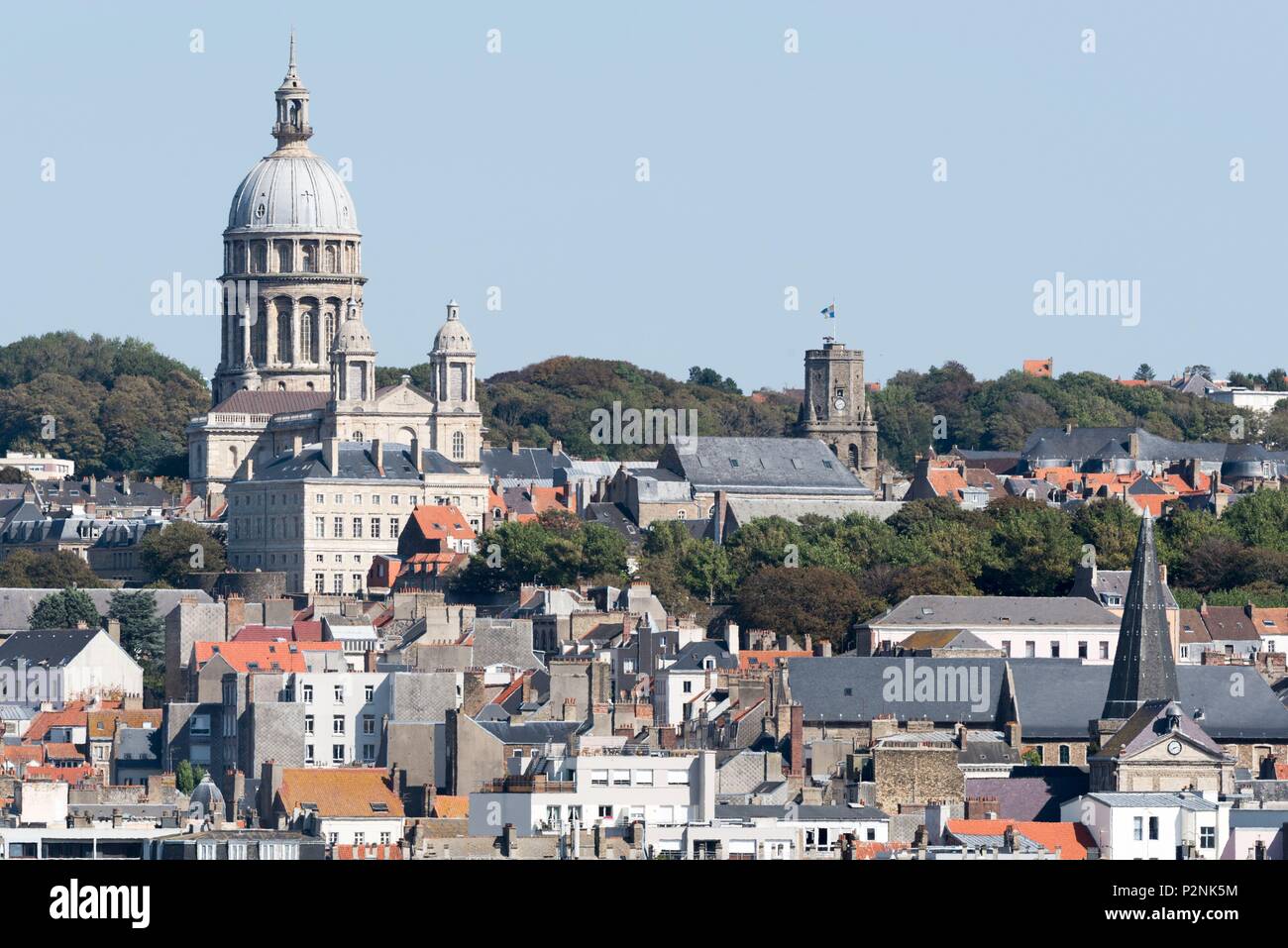 La France, Pas de Calais, Boulogne sur Mer, la ville et le Notre Dame de l'Immaculée Conception basilique construite entre 1827 et 1866 et l'ancien donjon érigé au 12ème siècle classé au patrimoine mondial de l'humanité par l'UNESCO Banque D'Images