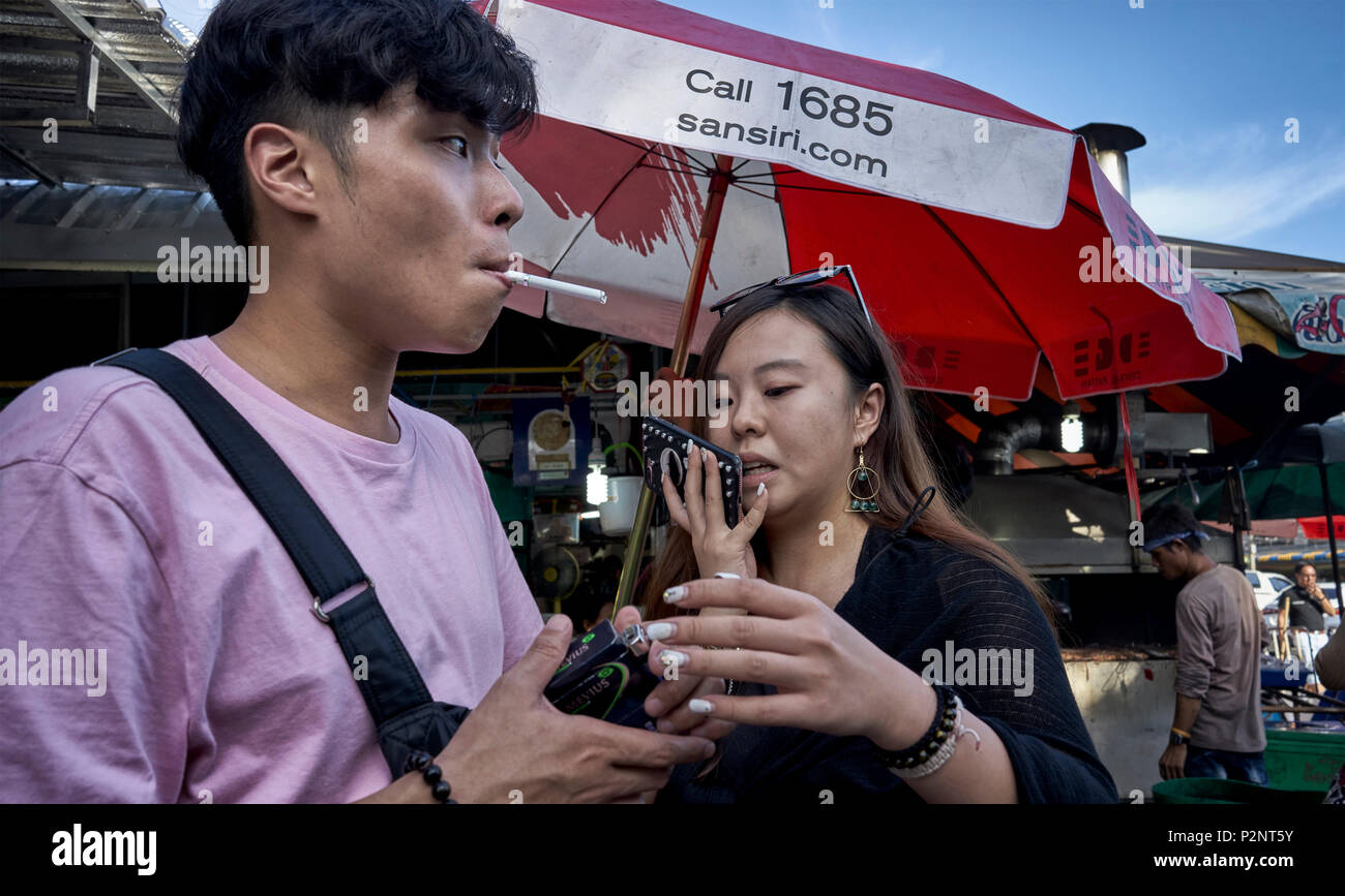 Fumeur de cigarettes, les fumeurs, fumer des cigarettes en plein air de la rue de l'Asie. Banque D'Images