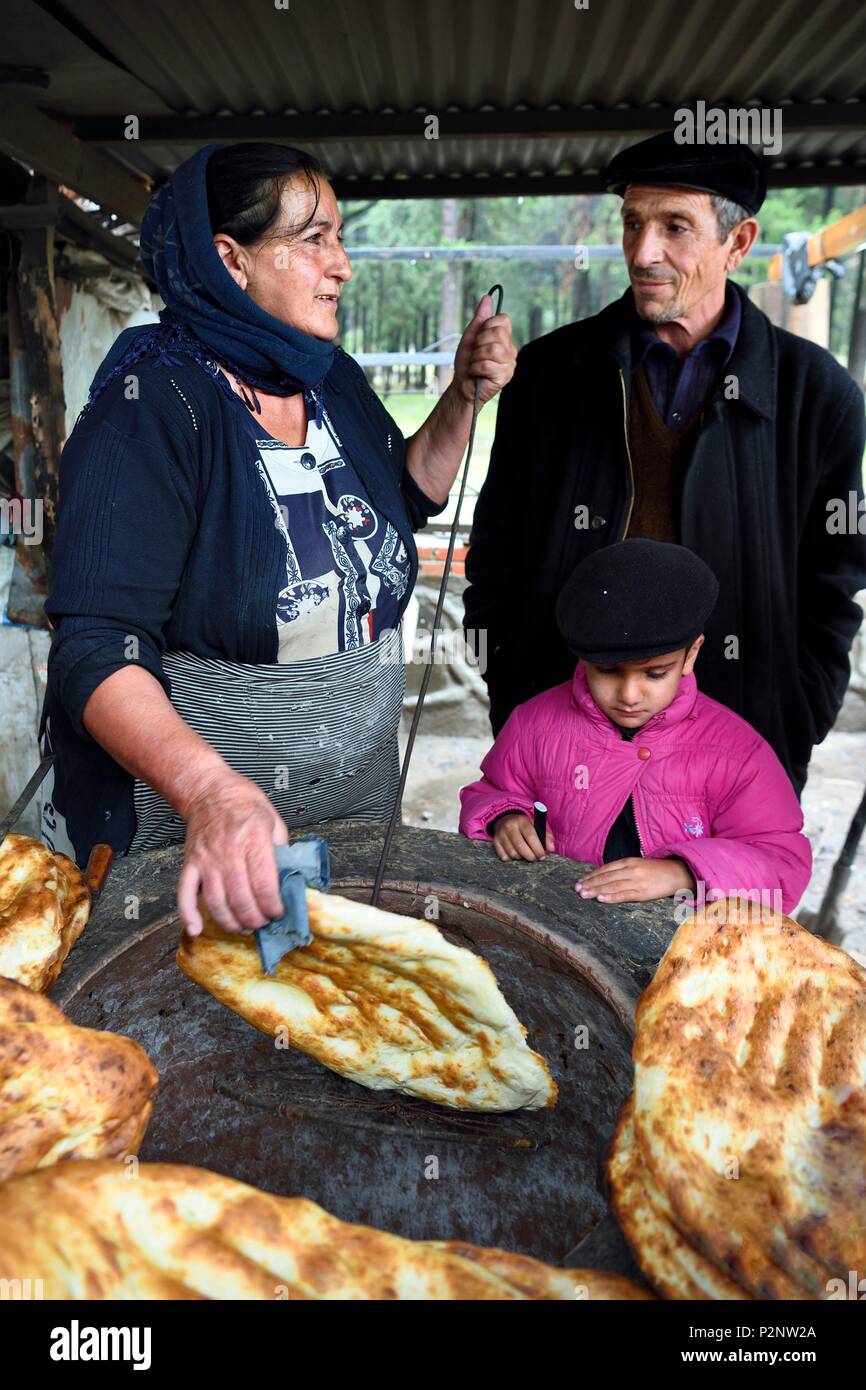 L'Azerbaïdjan, région Shaki, Kish, cuisson le four à pain traditionnel (tendir tandir) par Garazada réfugiés famille du Haut-Karabakh depuis 1994 Banque D'Images