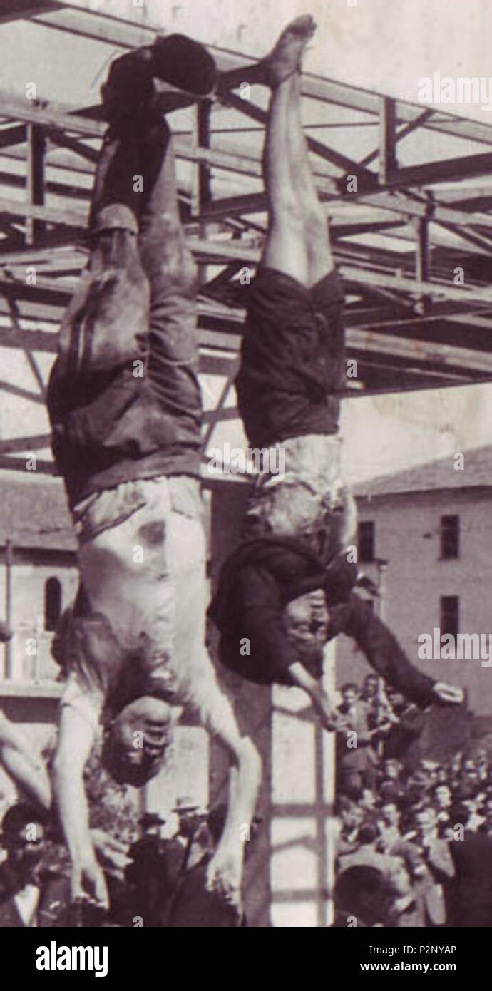 . Anglais : Le corps mort de Benito Mussolini à côté de sa maîtresse Claretta Petacci, sur l'affichage à Milan le 29 avril 1945, à la Piazzale Loreto, la même place que les fascistes avaient affiché les corps de quinze civils milanais un an plus tôt après leur exécution, en représailles pour l'activité de résistance. La photographie est par Vincenzo Carrese. Les corps, de gauche à droite : Benito Mussolini Claretta Petacci Deutsch : Die Leichen von Benito Mussolini und senneur Gefährtin Claretta Petacci à Milan am 29. Avril 1945. Von Photo Vincenzo Carrese. Von links nach rechts : Benito Mussolini Clare Banque D'Images