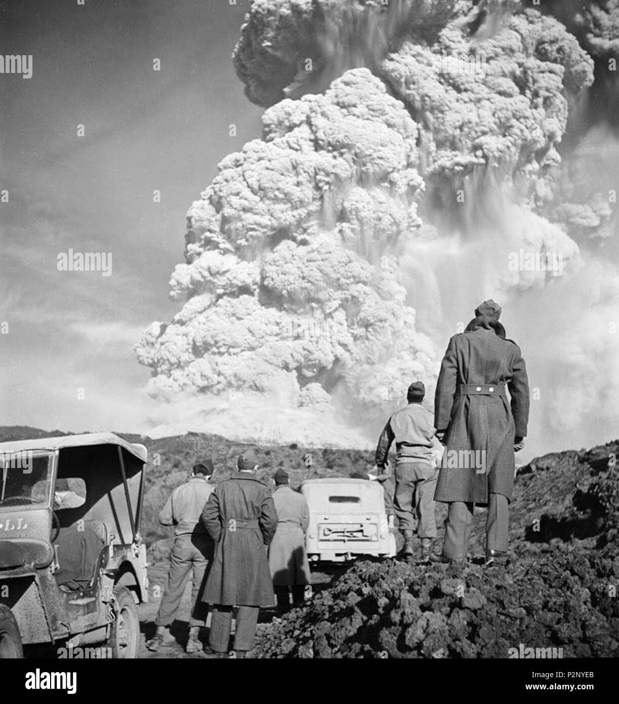 . Italiano : Soldati americani osservano l'eruzione del Vesuvio nel 1944. 1944. Éruption du Vésuve 1944 inconnu 91 Banque D'Images