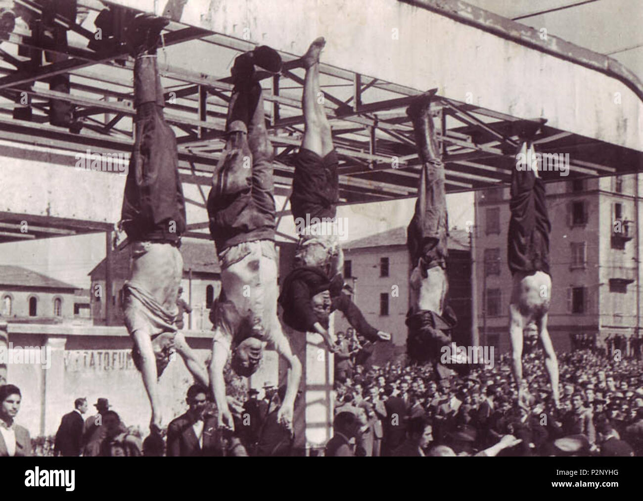 . Anglais : Le corps mort de Benito Mussolini à côté de sa maîtresse Claretta Petacci et ceux d'autres fascistes exécutés, à l'affiche à Milan le 29 avril 1945, à la Piazzale Loreto, la même place que les fascistes avaient affiché les corps de quinze civils milanais un an plus tôt après leur exécution, en représailles pour l'activité de résistance. La photographie est par Vincenzo Carrese. Les corps, de gauche à droite : Nicola Bombacci Benito Mussolini Claretta Petacci Alessandro Pavolini Achille Starace Deutsch : Die Leichen von Benito Mussolini, senneur Gefährtin Claretta Petacci und anderer fasch Banque D'Images