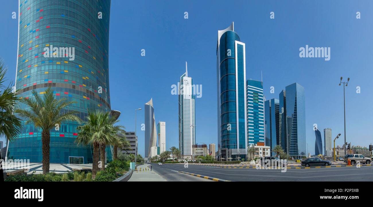 Le Koweït, le golfe Persique, le Koweït City, AL Hamra tower en arrière-plan et de premier plan à tour Kipco à Central Business District Banque D'Images