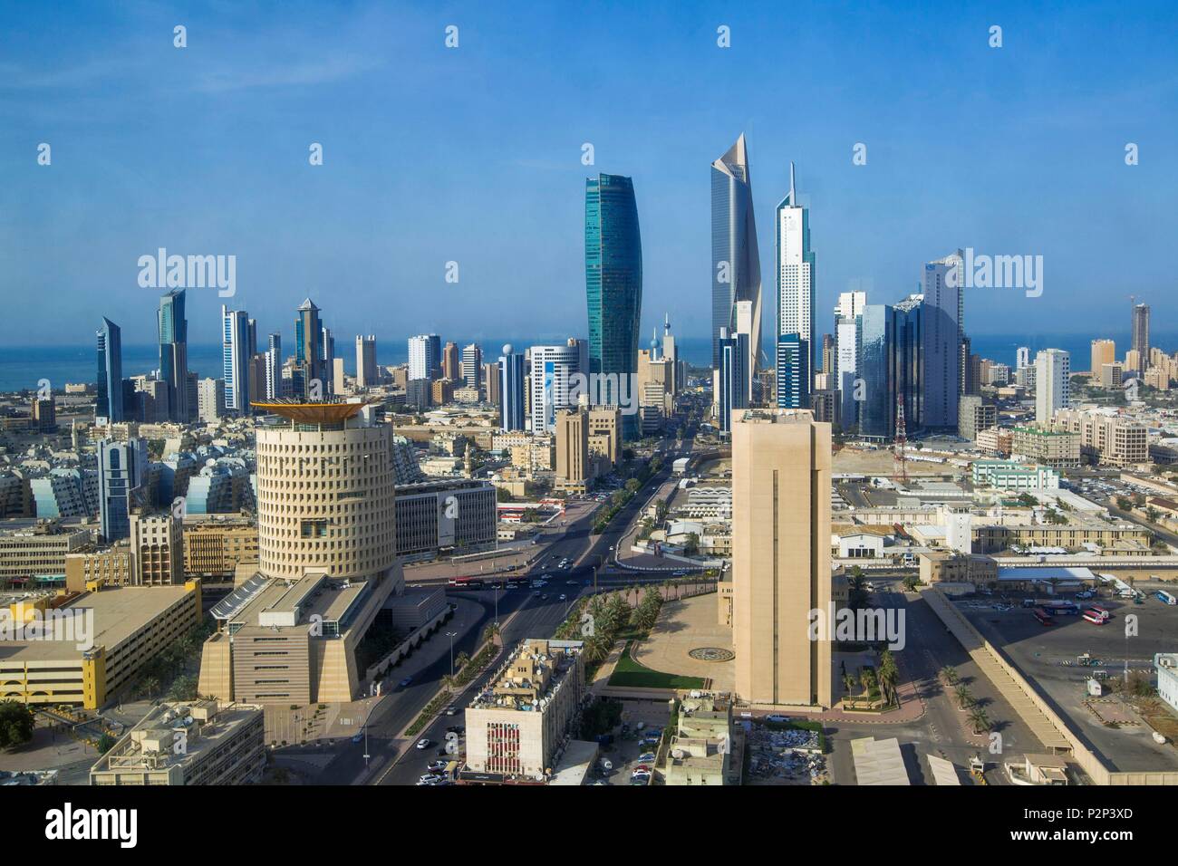 Le Koweït, le golfe Persique, le Koweït City, AL Hamra tower en arrière-plan et de premier plan à tour Kipco à Central Business District Banque D'Images
