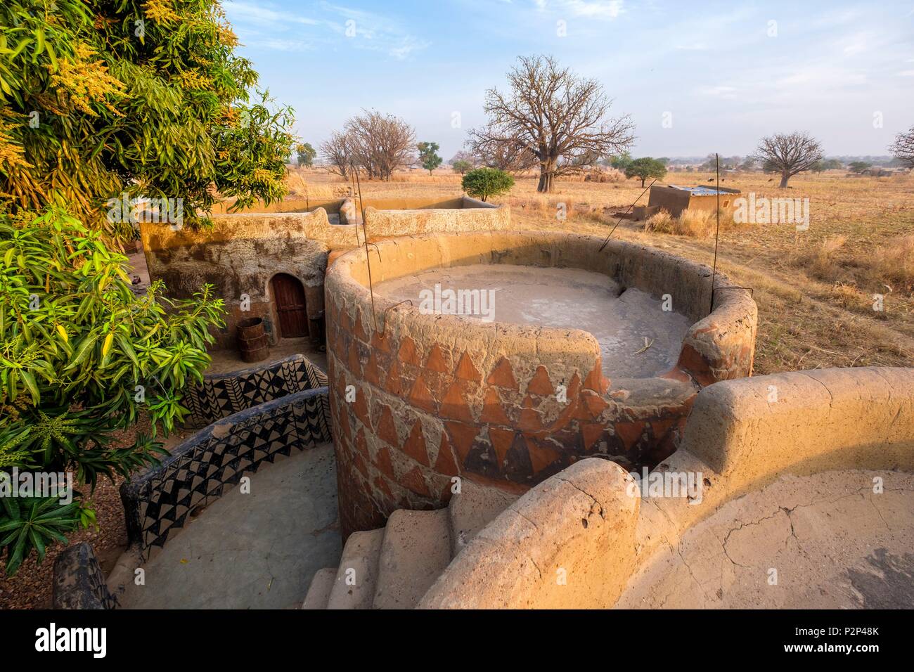 Le Burkina Faso, région Centre-Sud, province du Nahouri, Tiebele, Kunkolo-camp inn avec l'architecture Kasséna typique Banque D'Images