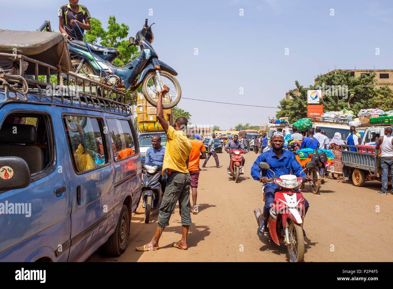 Le Burkina Faso, région Centre, Ouagadougou, le centre-ville, taxi-brousse Banque D'Images