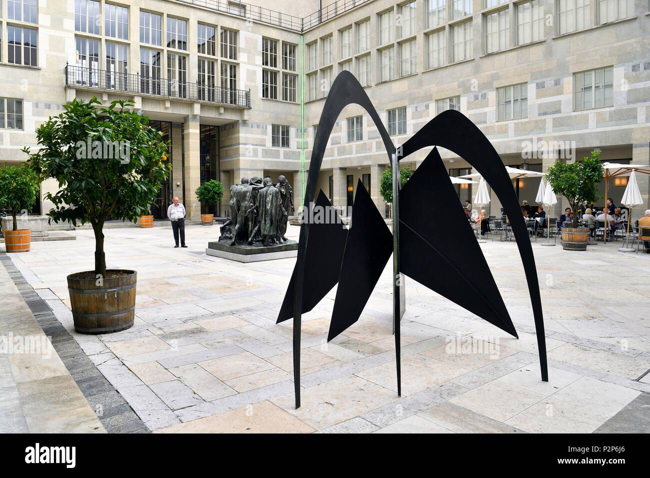 La suisse, Bâle, Musée des beaux-arts Kunstmuseum, travail de l'artiste  Calder et Les Bourgeois de Calais par le sculpteur Auguste Rodin Photo  Stock - Alamy