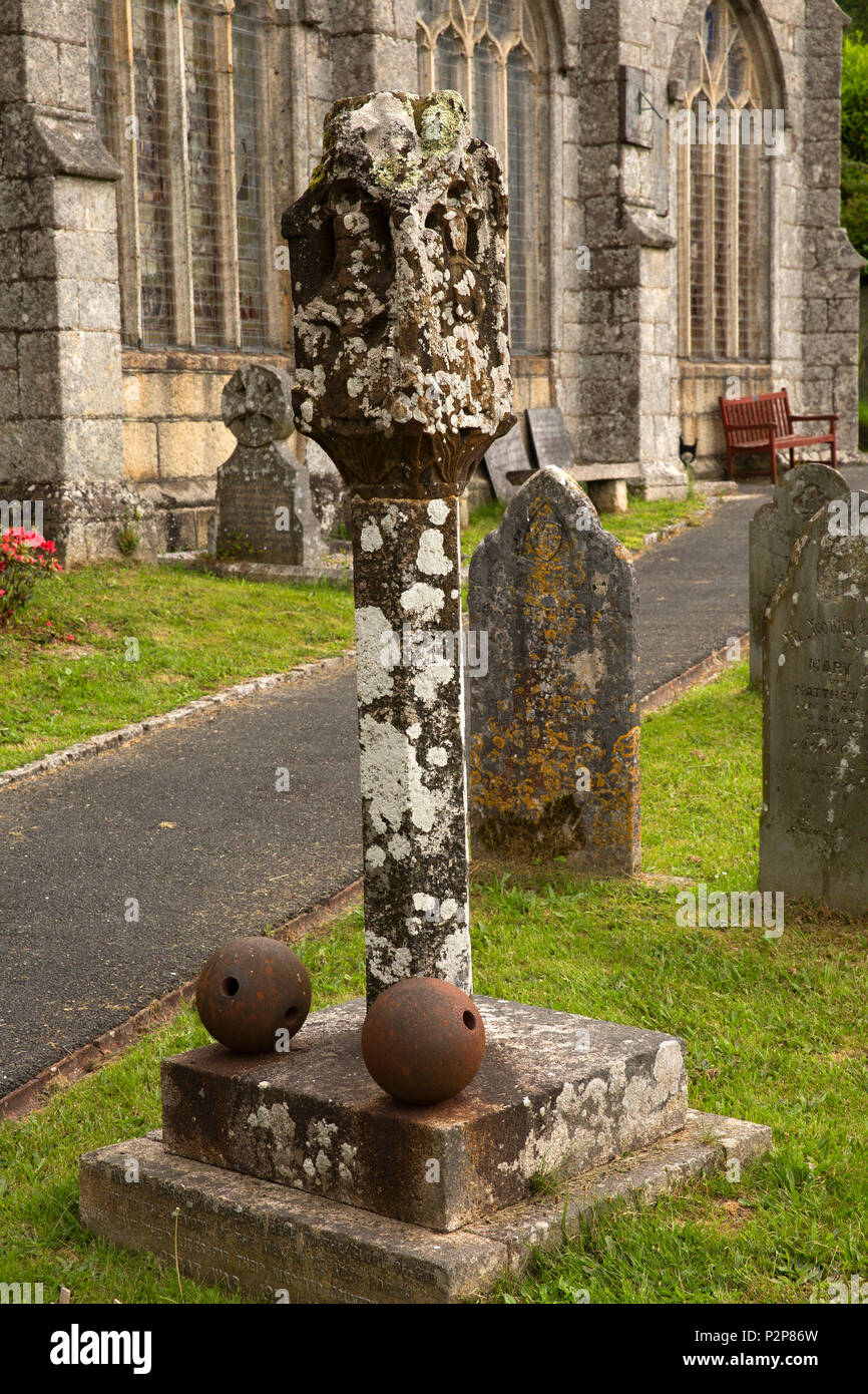 UK, Cornwall, Bodmin Moor, St, St Neot Neot's Churchyard, le Trewayne cross, avec des boulets, monument commémoratif de guerre Banque D'Images