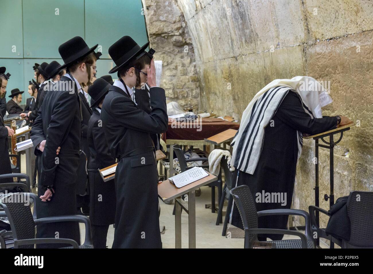 Israël, Jérusalem, la vieille ville au patrimoine mondial de l'UNESCO, le Mur Occidental ou Mur des lamentations, en priant pour les hommes, les juifs hassidiques Banque D'Images