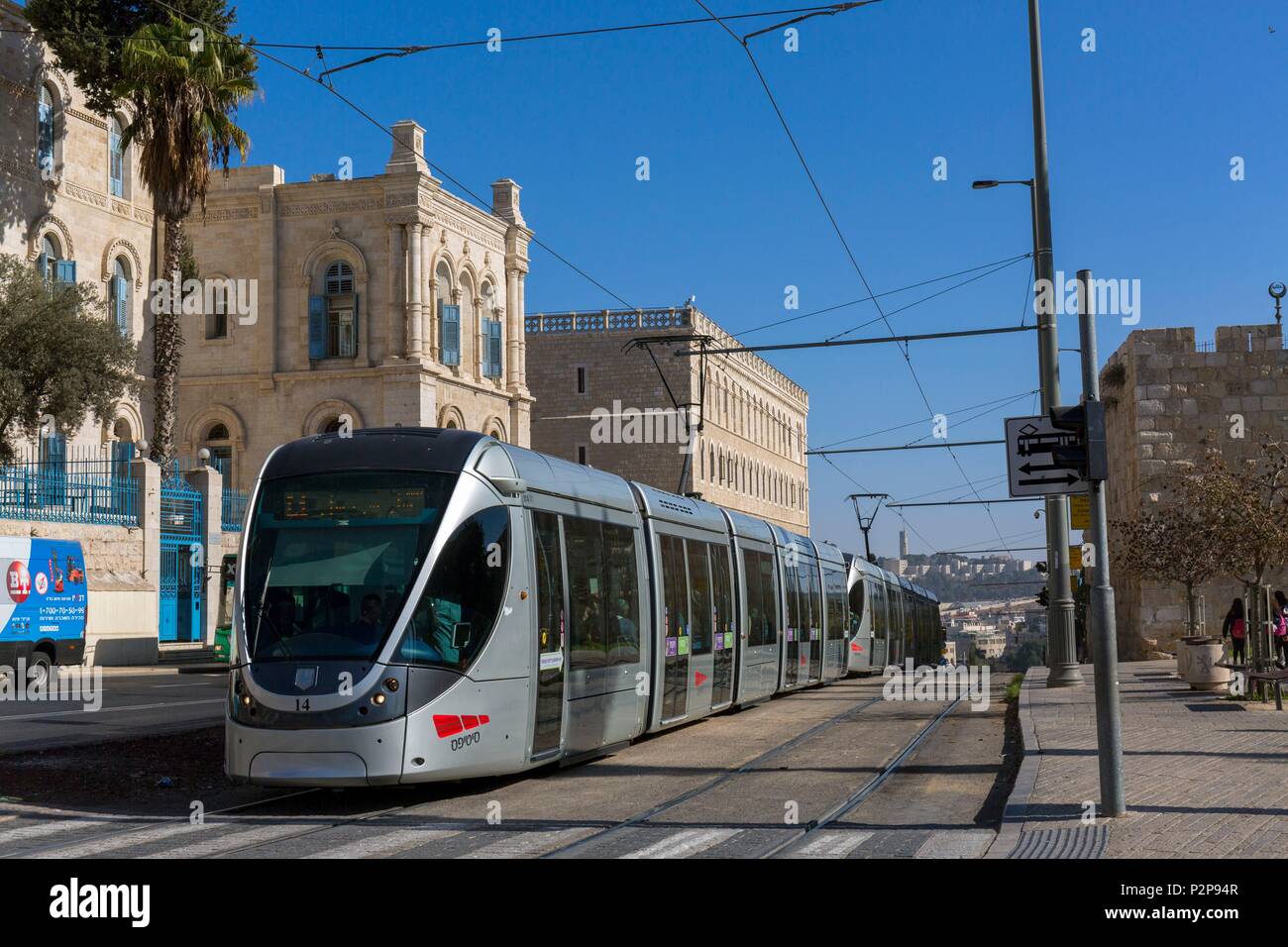 Israël, Jérusalem, à l'entrée de la vieille ville, la lumière l'autorail, construit par les sociétés françaises Alstom et Veolia, dans l'arrière-plan l'hôpital français Saint-Louis Banque D'Images