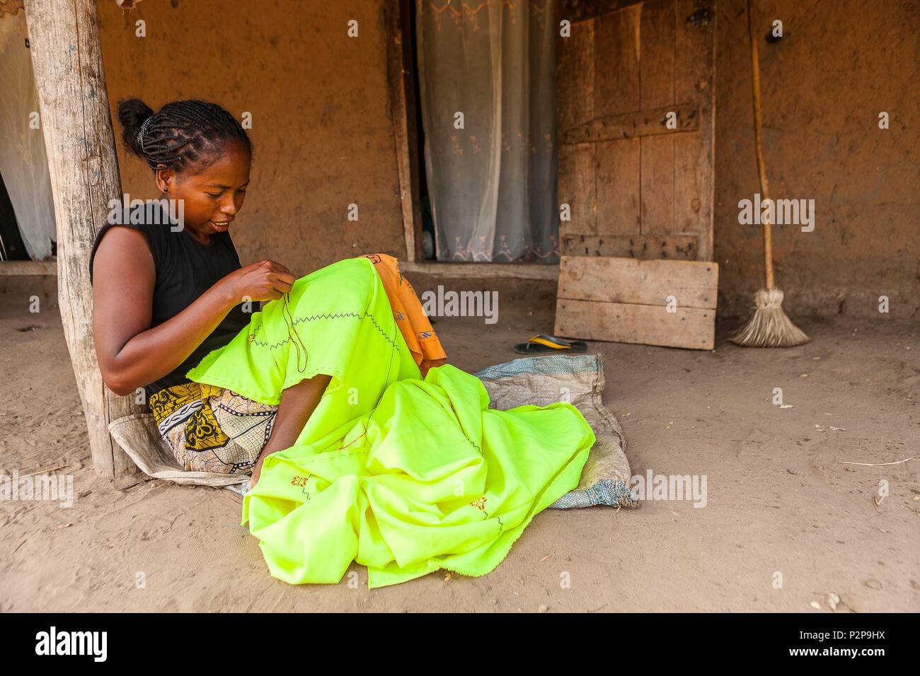 Madagascar, région de Menabe, Belo sur Tsibihirina, couture femme Banque D'Images