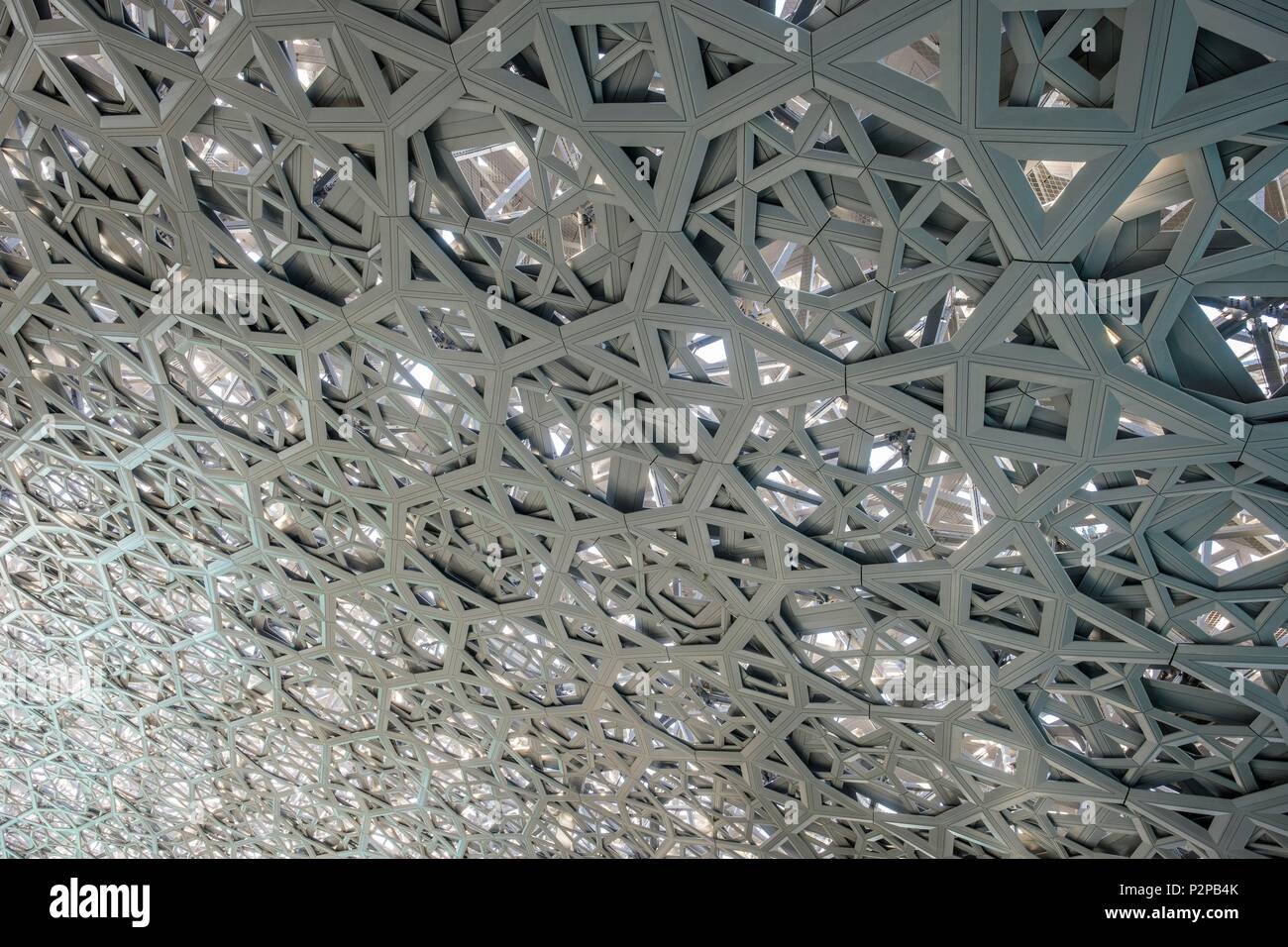 Emirats arabes unis, Abu Dhabi, l'île de Saadiyat, le Louvre Abu Dhabi est le premier musée universel dans le monde arabe, conçu et construit par l'architecte français Jean Nouvel Banque D'Images