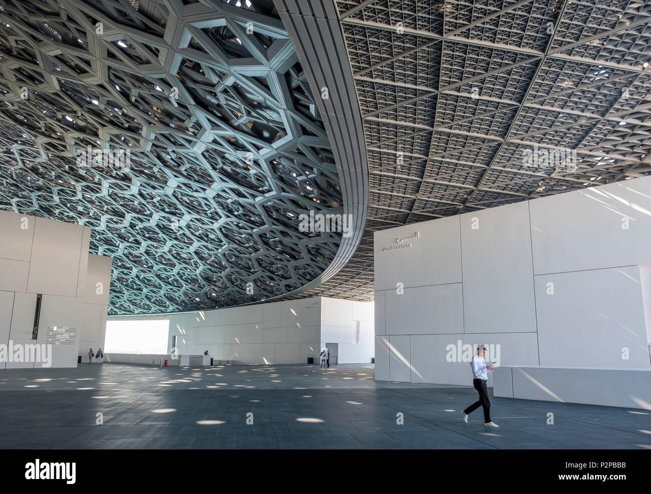 Emirats arabes unis, Abu Dhabi, l'île de Saadiyat, le Louvre Abu Dhabi est le premier musée universel dans le monde arabe, conçu et construit par l'architecte français Jean Nouvel Banque D'Images